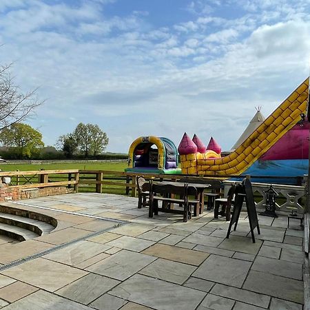 Burtree Country House, Tipi'S, Treehouse & Lodge & House Rooms With Hot Tubs In A Private Garden Thirsk Exterior foto