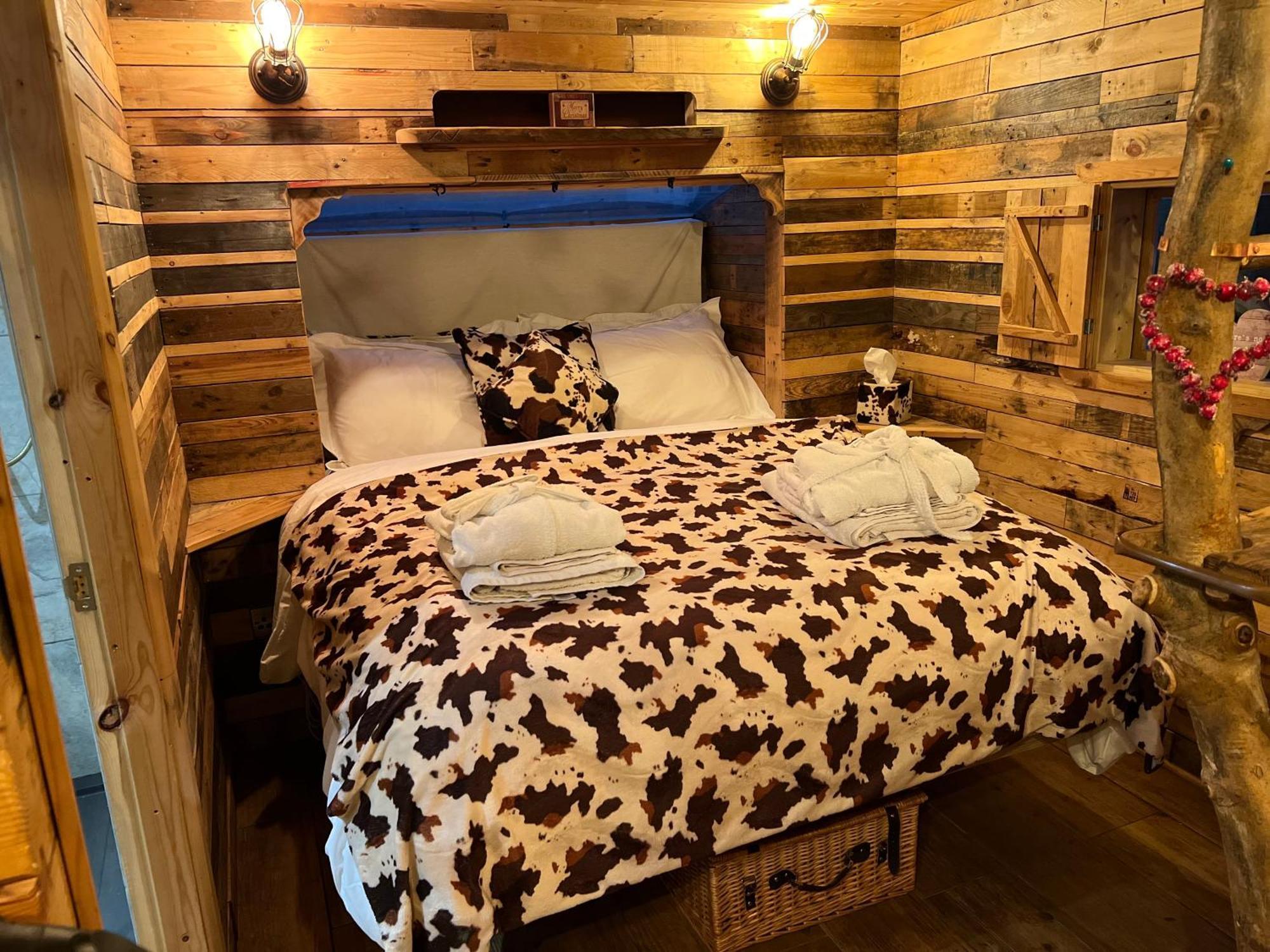Burtree Country House, Tipi'S, Treehouse & Lodge & House Rooms With Hot Tubs In A Private Garden Thirsk Exterior foto